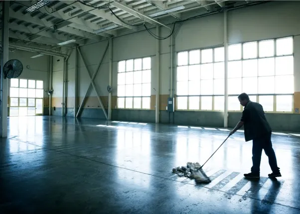 Limpieza industrial; un hombre juntando basura del lugar