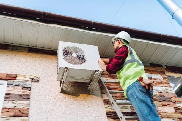 Mantenimiento industrial; un hombre en una escalera