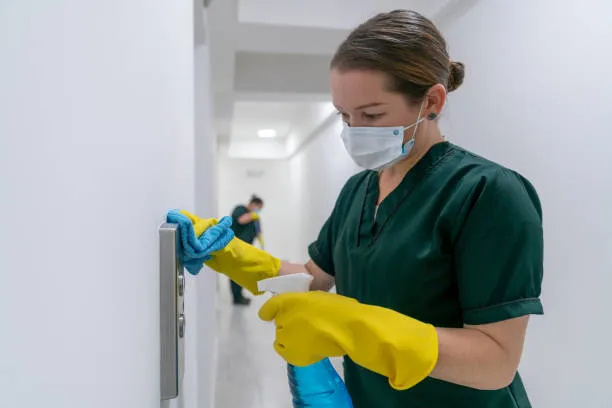 El impacto de la limpieza en la imagen de tu empresa; una mujer con cubrebocas y guantes