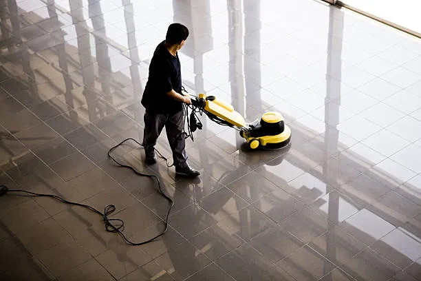 El impacto de la limpieza en la imagen de tu empresa; un hombre con una pulidora